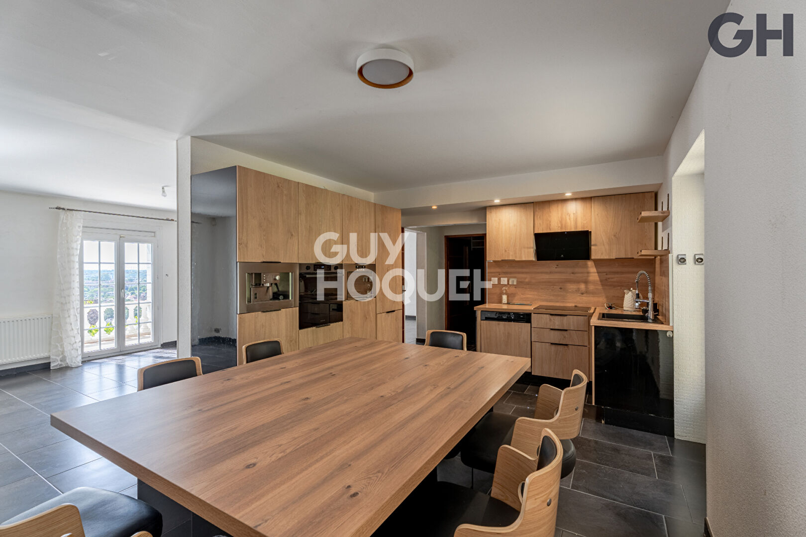CHARMANTE MAISON AVEC SOUS-SOL DE 6 PIECES ( environ 196 m²) À SAINTRY-SUR-SEINE