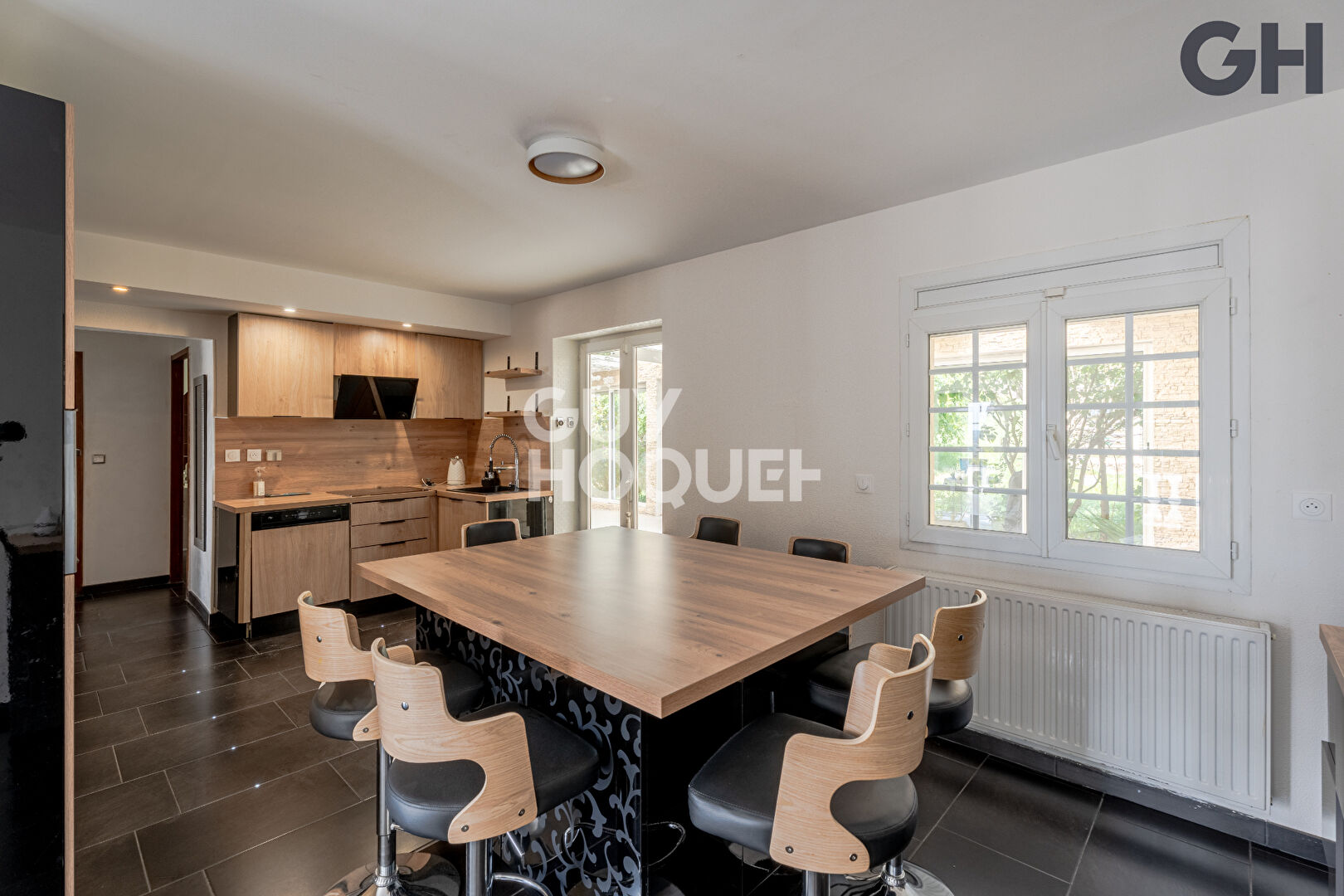 CHARMANTE MAISON AVEC SOUS-SOL DE 6 PIECES ( environ 196 m²) À SAINTRY-SUR-SEINE