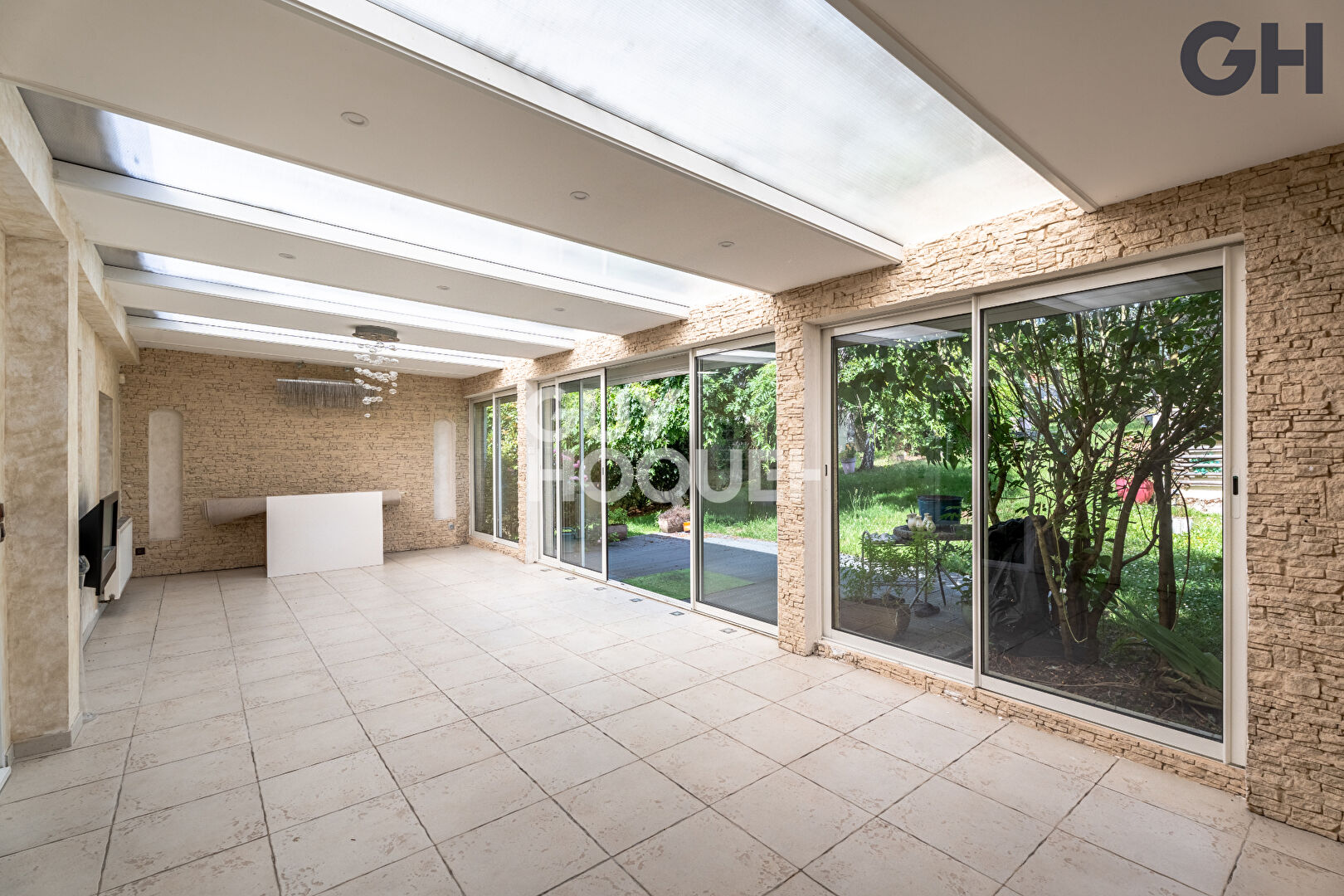 CHARMANTE MAISON AVEC SOUS-SOL DE 6 PIECES ( environ 196 m²) À SAINTRY-SUR-SEINE