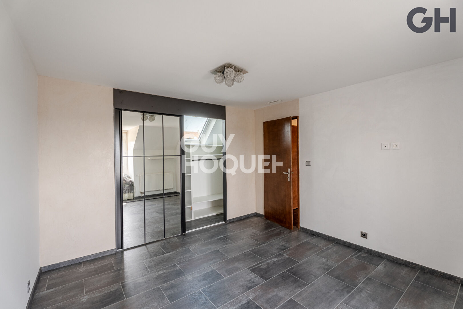 CHARMANTE MAISON AVEC SOUS-SOL DE 6 PIECES ( environ 196 m²) À SAINTRY-SUR-SEINE