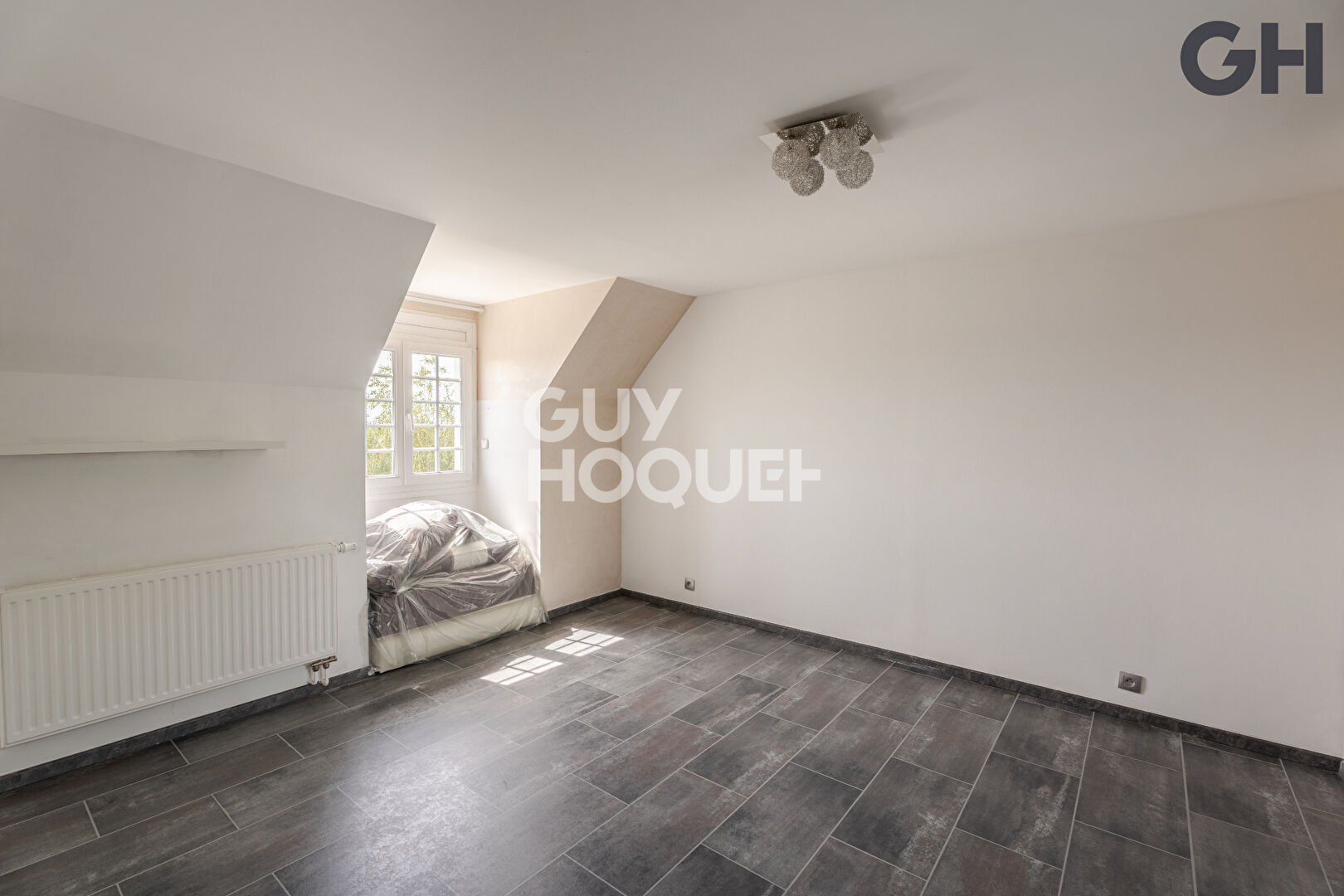 CHARMANTE MAISON AVEC SOUS-SOL DE 6 PIECES ( environ 196 m²) À SAINTRY-SUR-SEINE