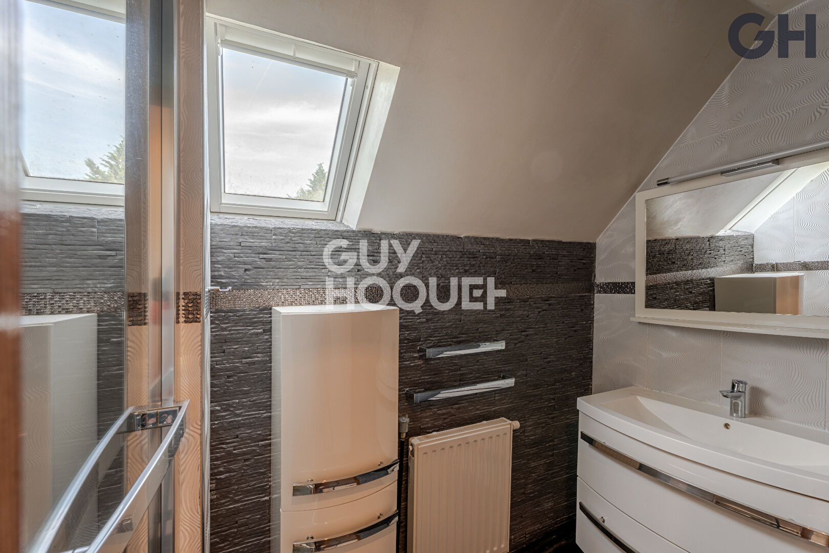 CHARMANTE MAISON AVEC SOUS-SOL DE 6 PIECES ( environ 196 m²) À SAINTRY-SUR-SEINE