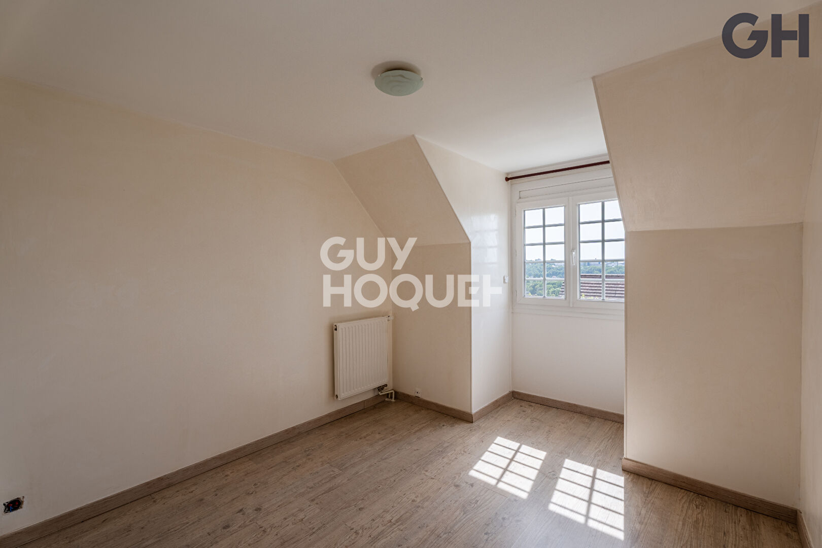 CHARMANTE MAISON AVEC SOUS-SOL DE 6 PIECES ( environ 196 m²) À SAINTRY-SUR-SEINE
