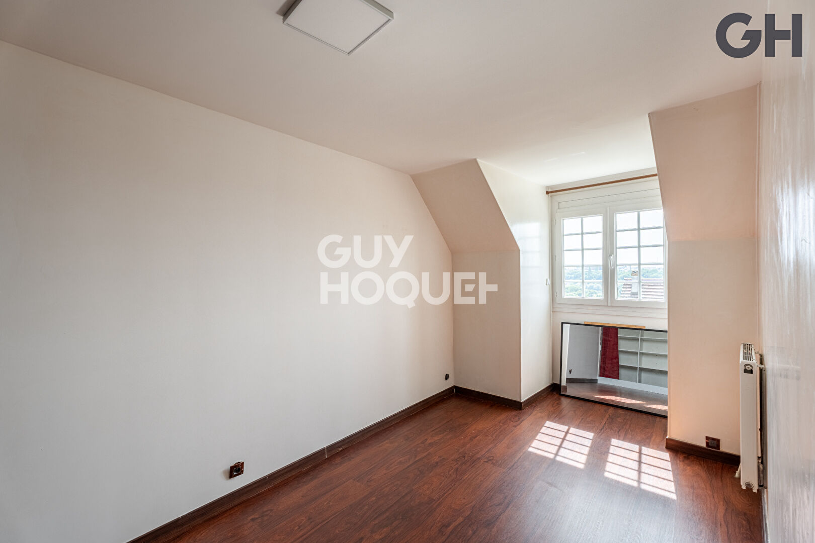 CHARMANTE MAISON AVEC SOUS-SOL DE 6 PIECES ( environ 196 m²) À SAINTRY-SUR-SEINE