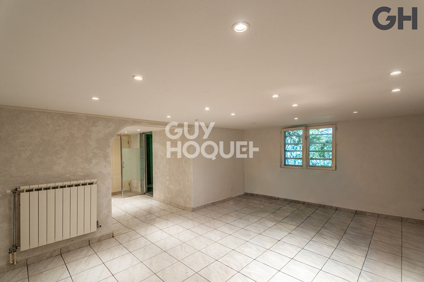 CHARMANTE MAISON AVEC SOUS-SOL DE 6 PIECES ( environ 196 m²) À SAINTRY-SUR-SEINE