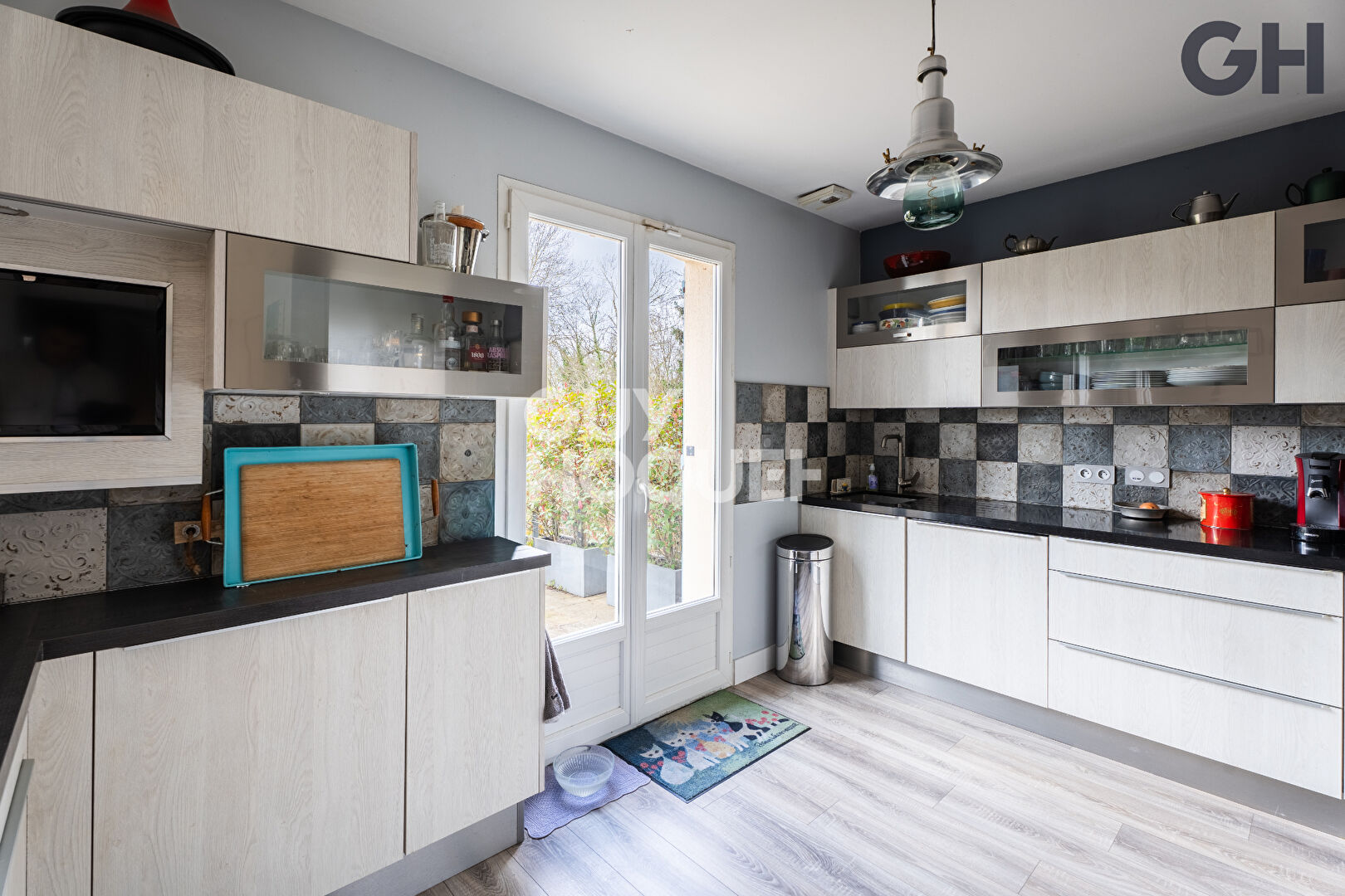 CHARMANTE MAISON AVEC SOUS-SOL DE 6 PIECES ( environ 138m²) À SOISY-SUR-SEINE