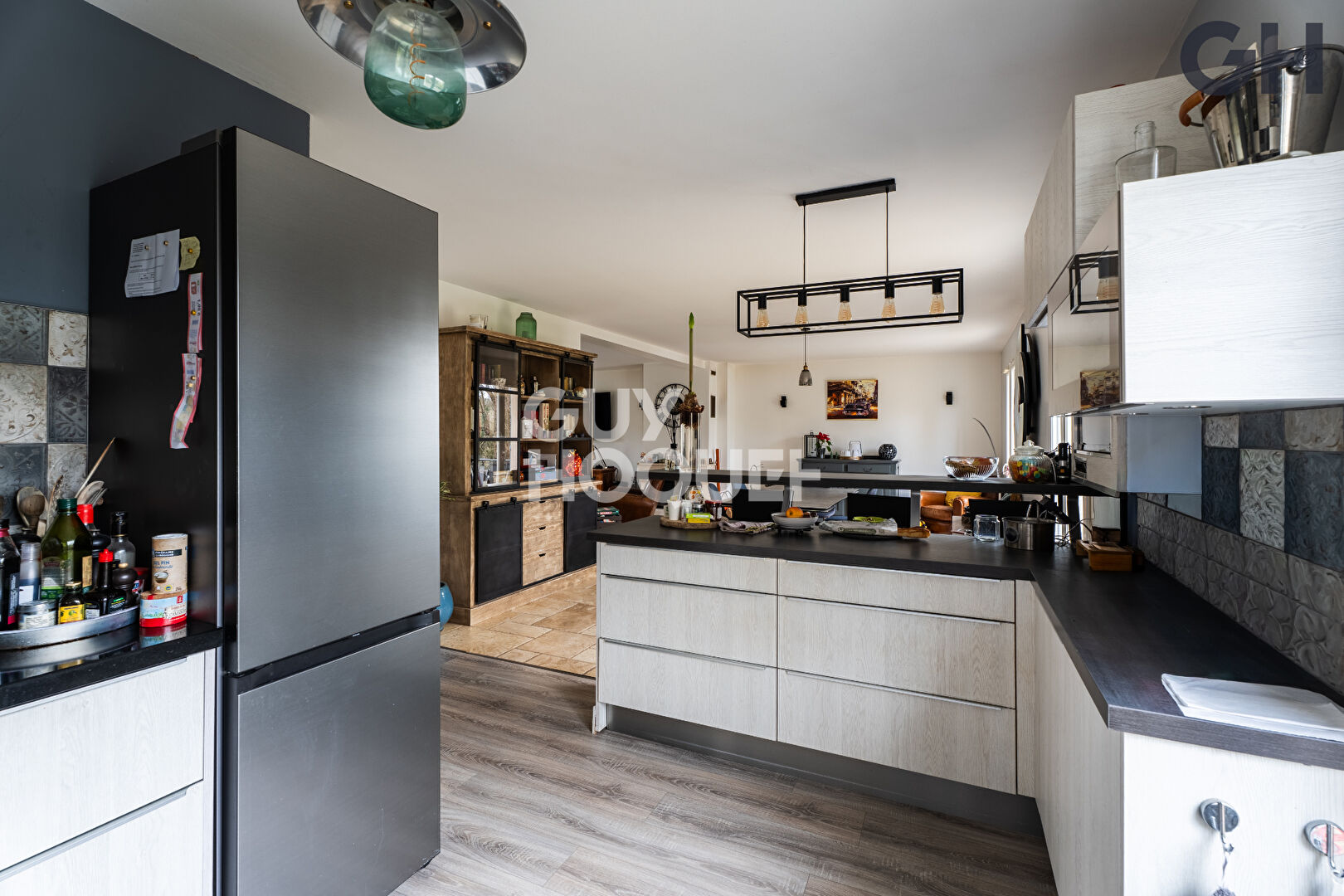 CHARMANTE MAISON AVEC SOUS-SOL DE 6 PIECES ( environ 138m²) À SOISY-SUR-SEINE