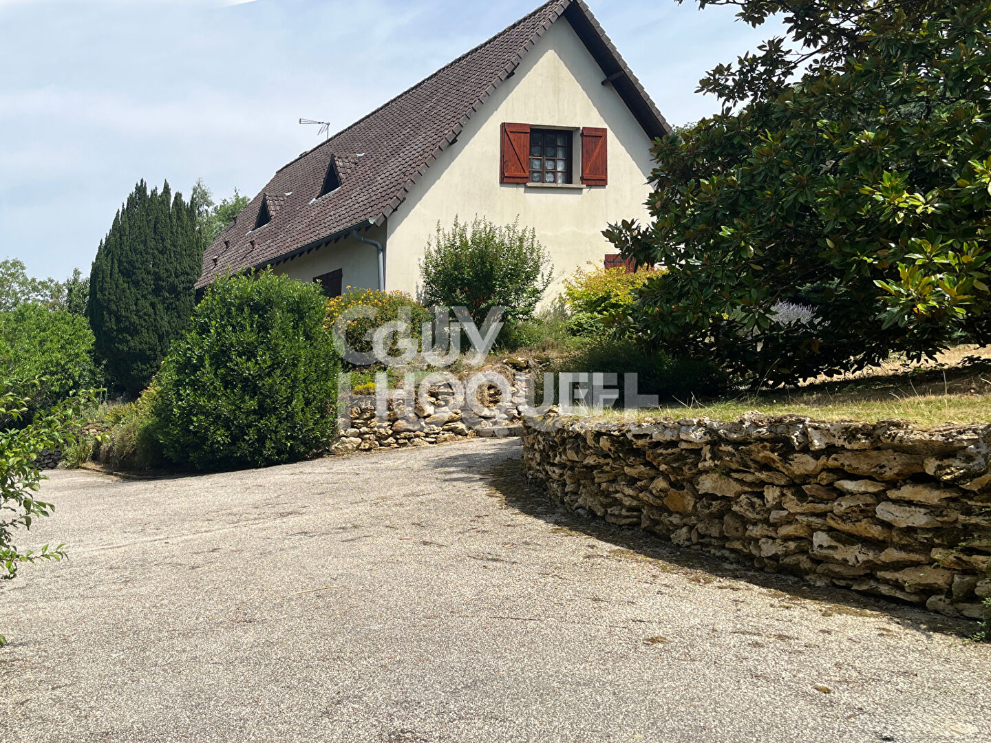 MAISON FAMILIALE SUR SOUS-SOL TOTAL DE 7 PIECES (179.5 m²) À ETIOLLES
