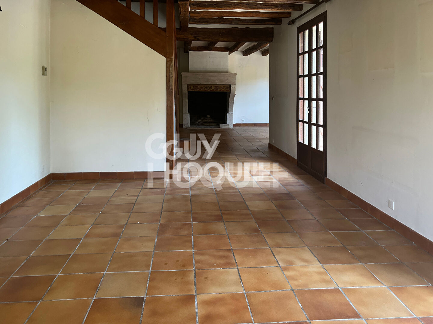 MAISON FAMILIALE SUR SOUS-SOL TOTAL DE 7 PIECES (179.5 m²) À ETIOLLES