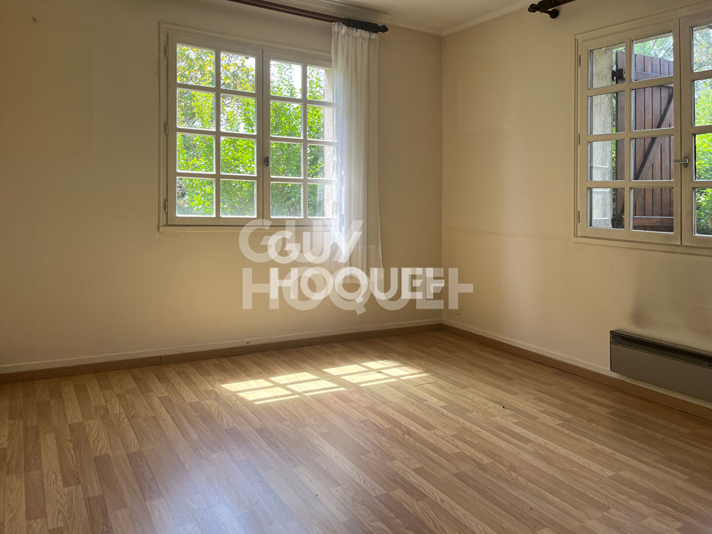 MAISON FAMILIALE SUR SOUS-SOL TOTAL DE 7 PIECES (179.5 m²) À ETIOLLES