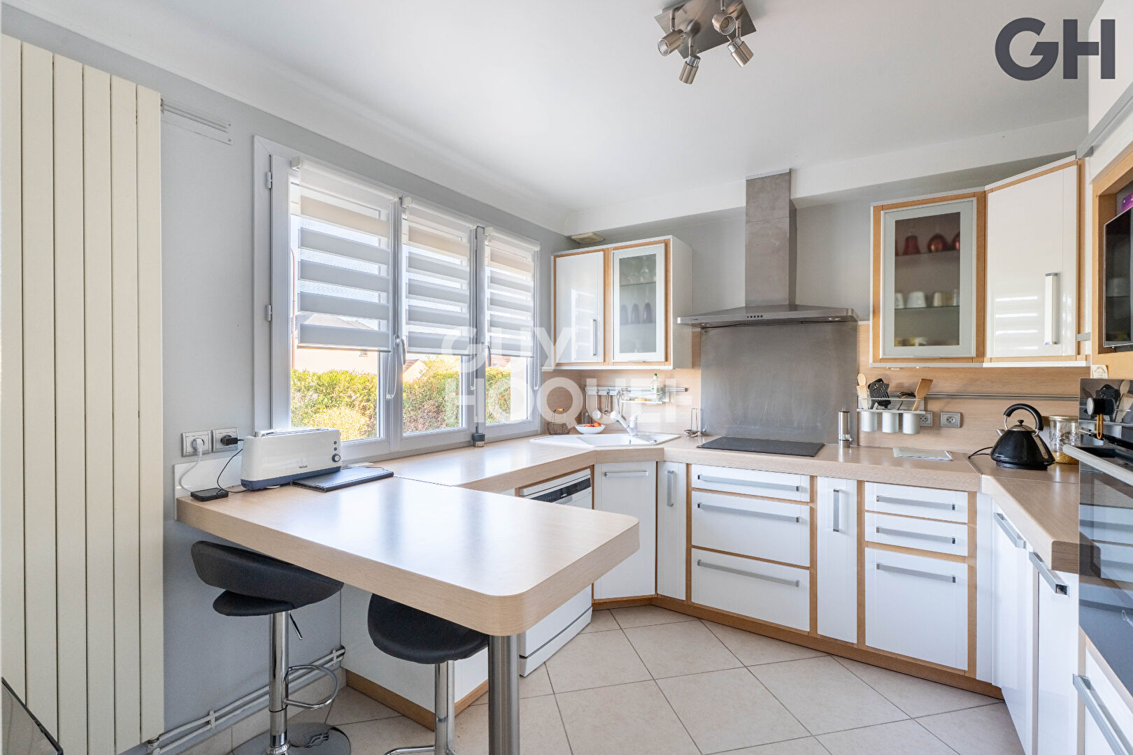 CHARMANTE MAISON FAMILIALE AVEC SOUS-SOL DE 6 PIECES (125.50 m²) À ETIOLLES
