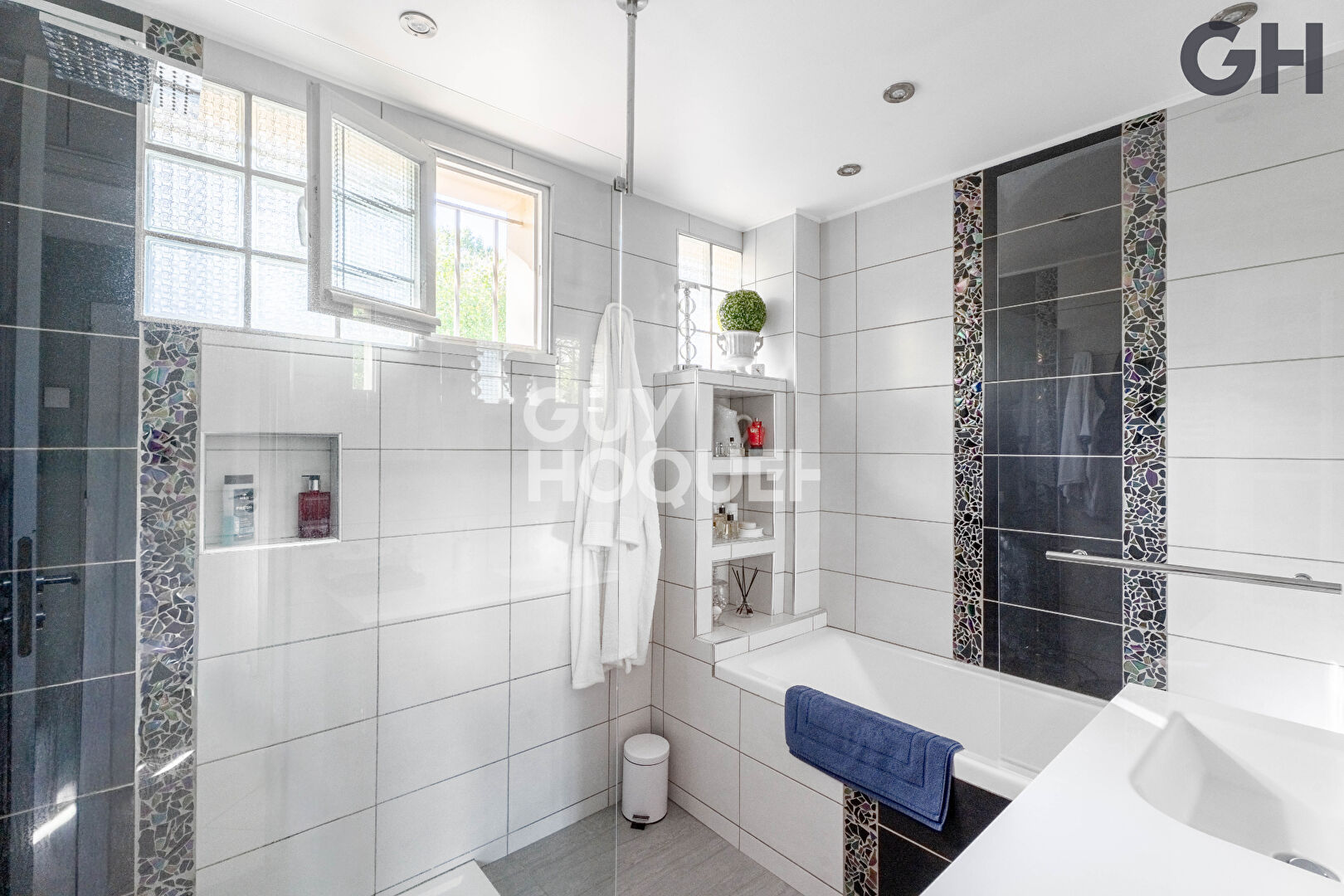 CHARMANTE MAISON FAMILIALE AVEC SOUS-SOL DE 6 PIECES (125.50 m²) À ETIOLLES