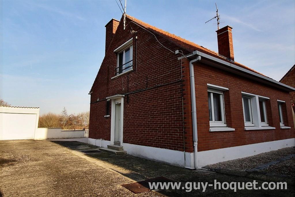 À vendre, plain-pied avec garage, 5 pièces.