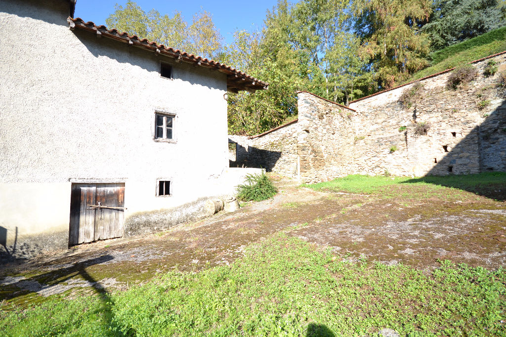 Belle ferme à rénover à COURZIEU (69690)