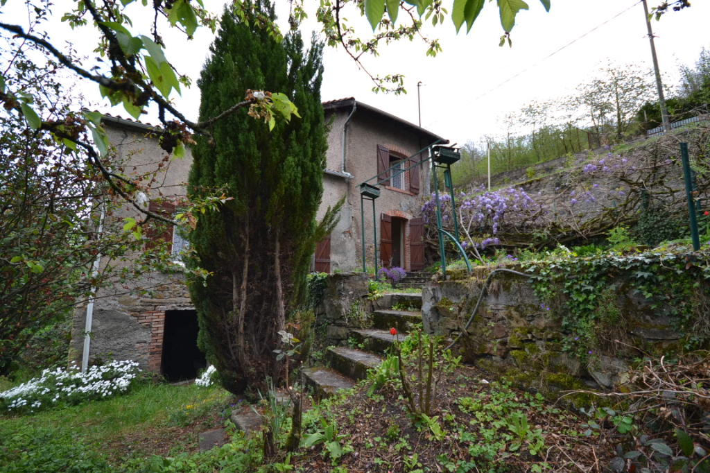Maison à rénover de 67 m² + combles, à Saint Genis l'Argentiere (69610)
