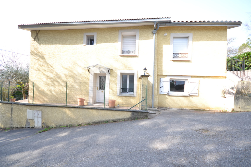 Rez de jardin de 130 m², 4 chambres, à St Genis laval centre