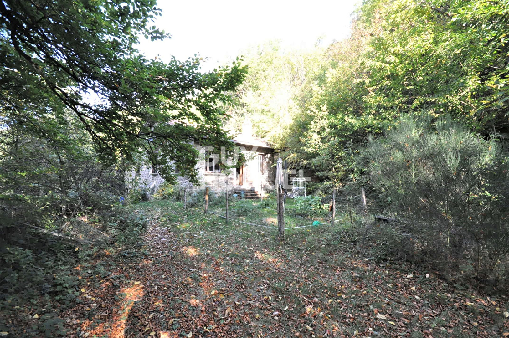 Maison perdue dans les bois à Yzeron