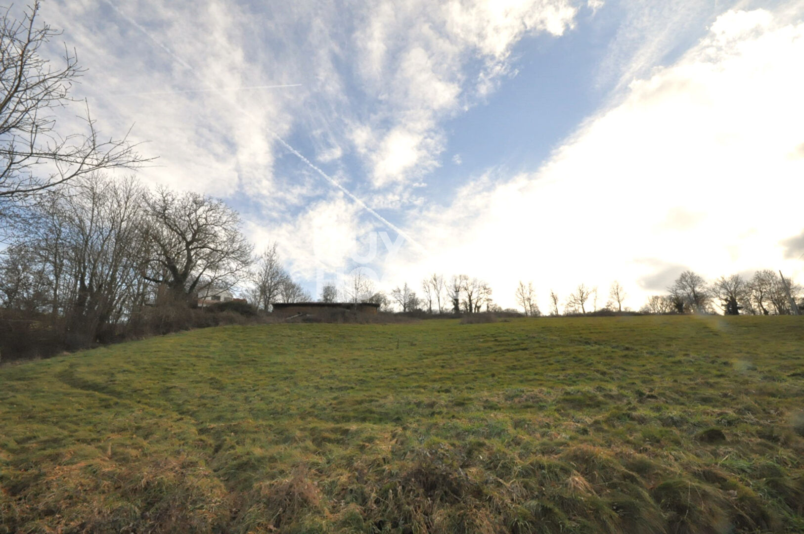 Ancien bâtiment à Virigneux sur une parcelle de 1,6 hectare