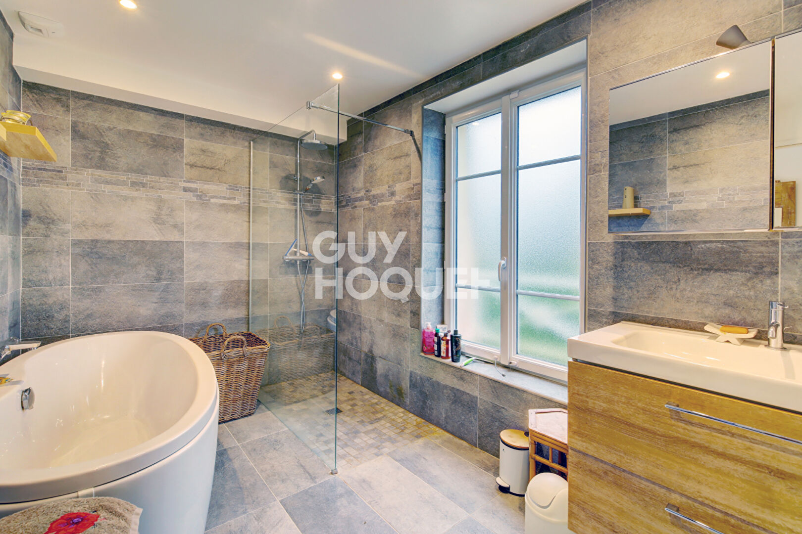 Superbe Demeure Montchauvet SUR 1000M2 de terrain paysagé, 4 chambres