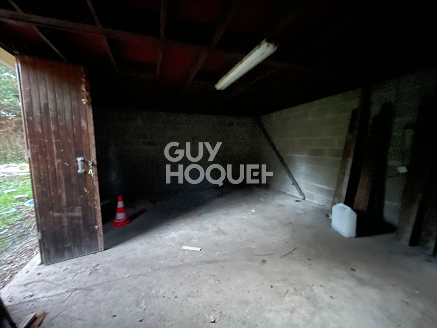 Terrain  avec électricité de 1890 m2 avec une dépendance sur  la commune d'Ezy Sur Eure