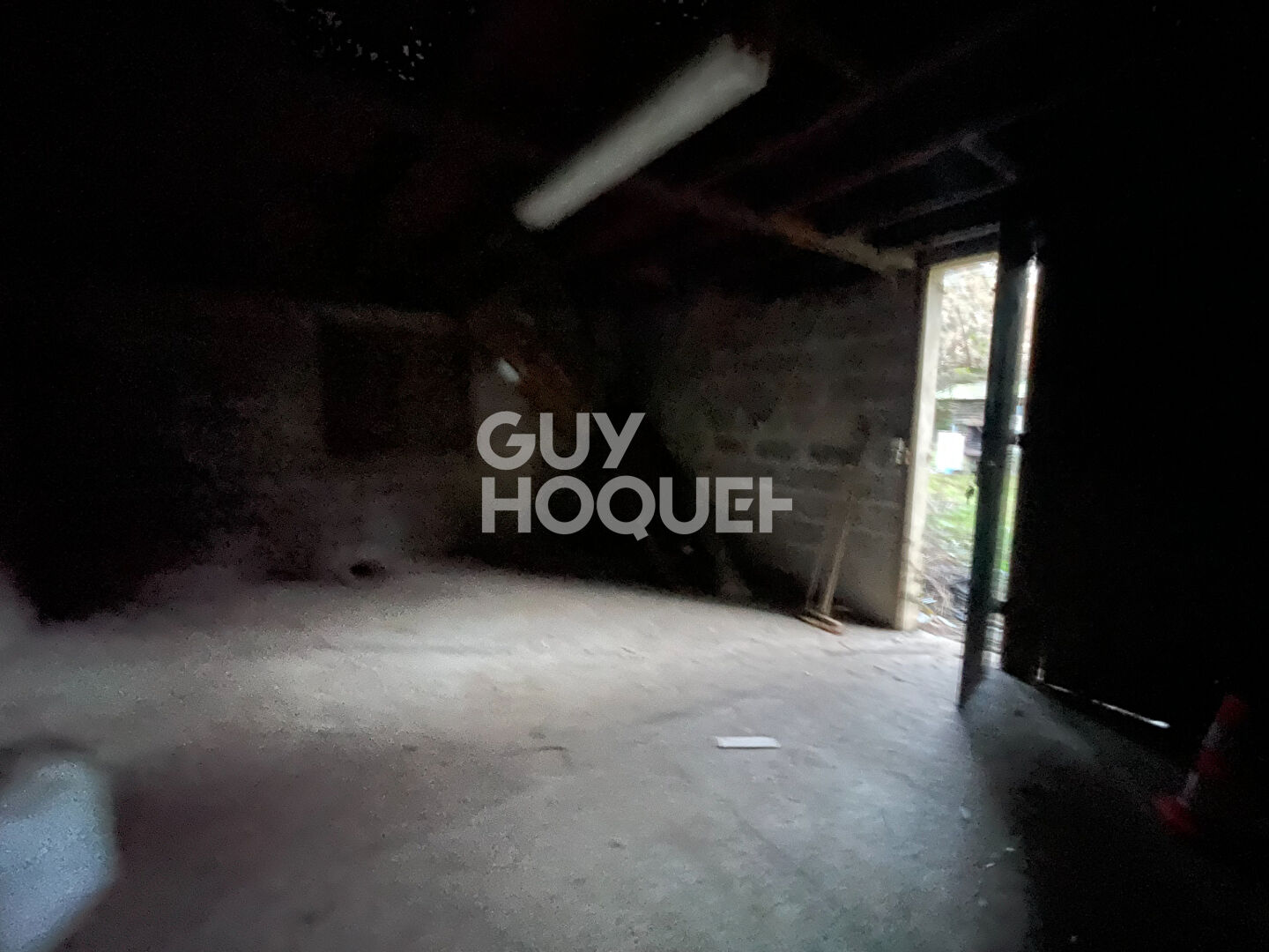 Terrain  avec électricité de 1890 m2 avec une dépendance sur  la commune d'Ezy Sur Eure