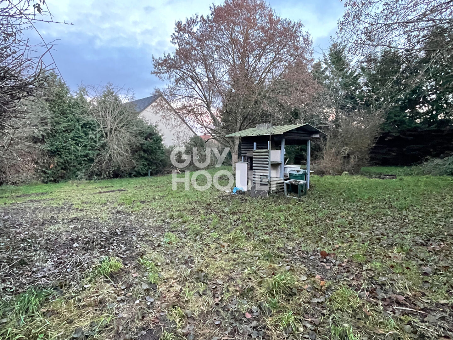 Terrain  avec électricité de 1890 m2 avec une dépendance sur  la commune d'Ezy Sur Eure