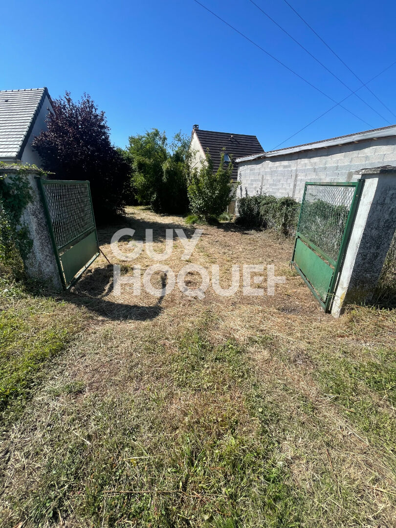 Terrain  avec électricité de 1890 m2 avec une dépendance sur  la commune d'Ezy Sur Eure
