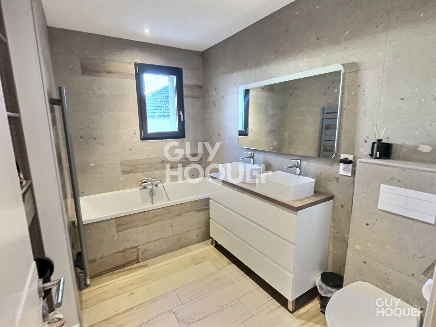 Maison moderne à vendre à Saint Bonnet de Mure - 4 pièces, piscine et confort absolu !