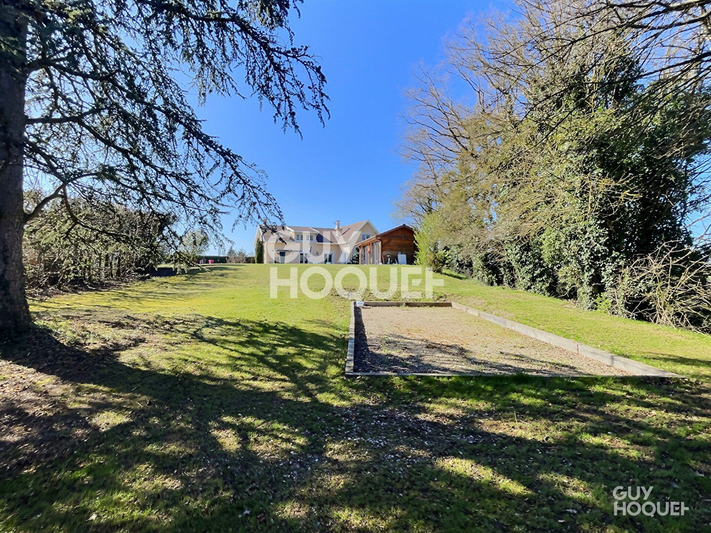 Maison d'exception à vendre à Chamagnieu - 8 pièces, piscine, grand terrain