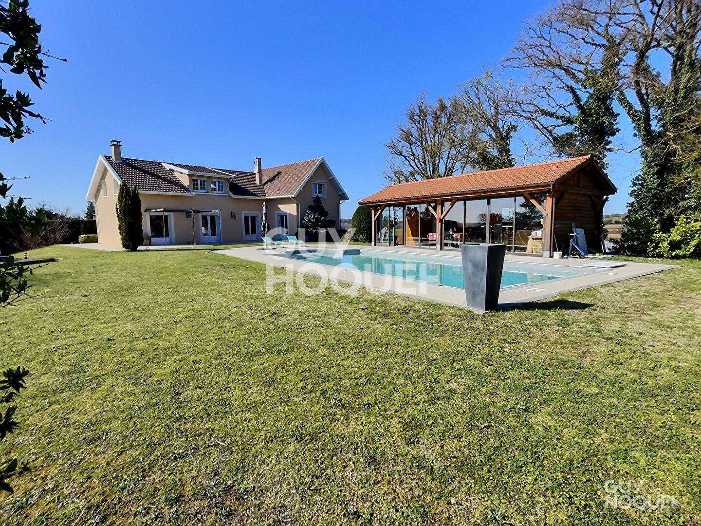 Maison d'exception à vendre à Chamagnieu - 8 pièces, piscine, grand terrain