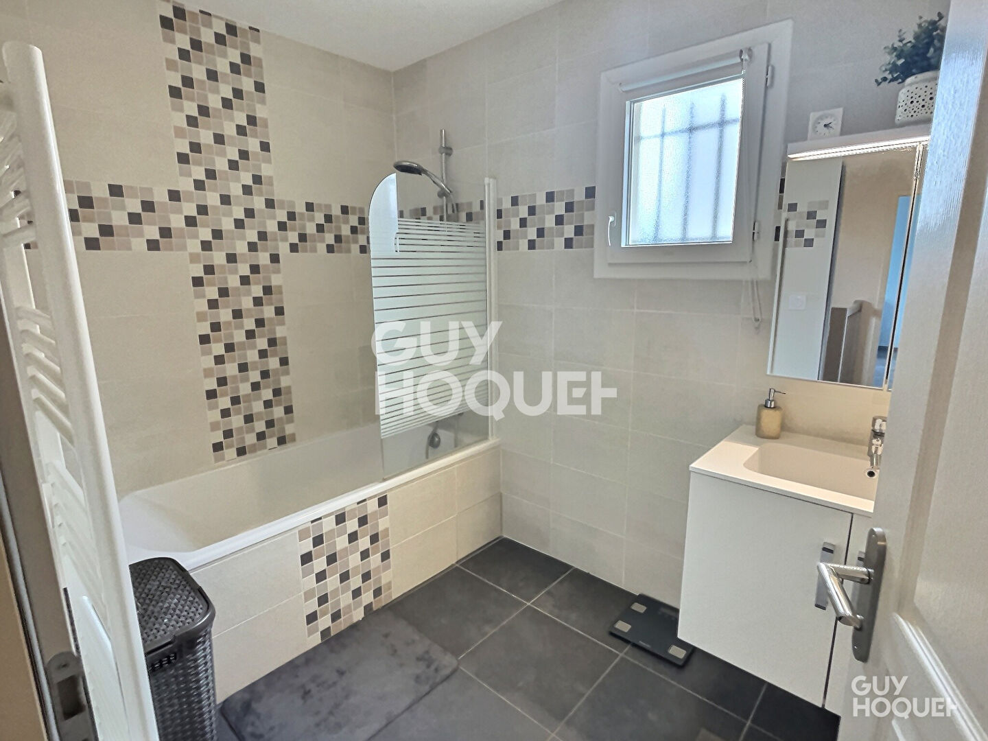 Maison récente 4 pièces à vendre à Saint Laurent de Mure - 375 000 