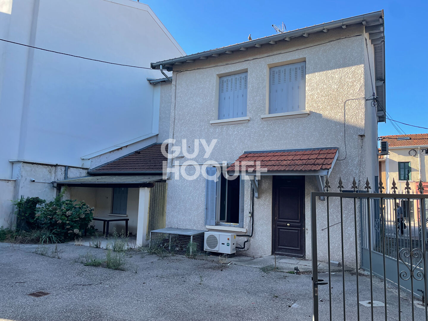 Immeuble avec commerce , logement et dépendance à Saint Laurent de Mure - Réf 4730 - 395 000 