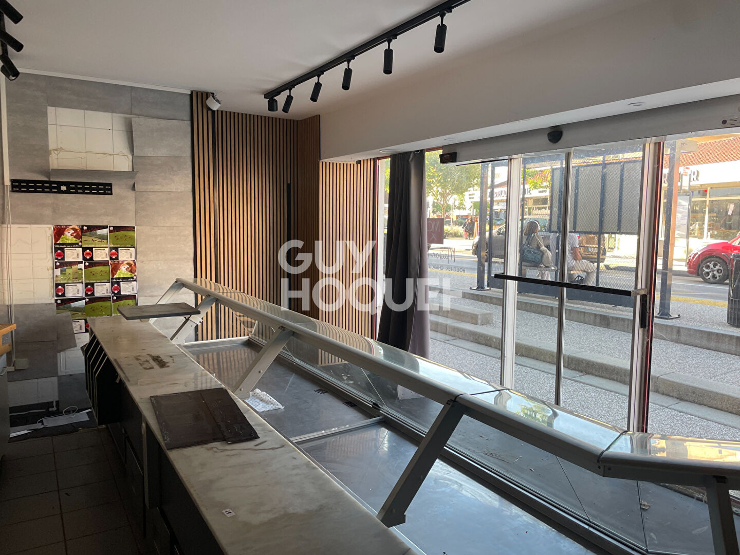 Immeuble avec commerce , logement et dépendance à Saint Laurent de Mure - Réf 4730 - 395 000 