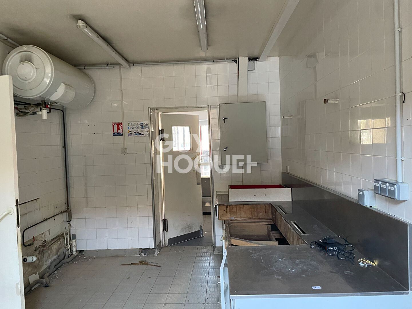 Immeuble avec commerce , logement et dépendance à Saint Laurent de Mure - Réf 4730 - 395 000 