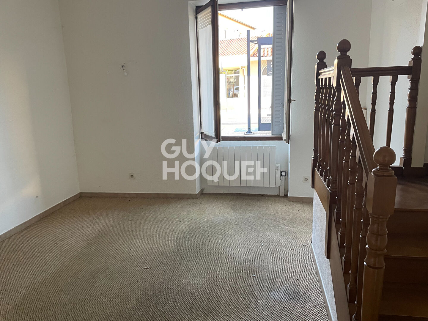 Immeuble avec commerce , logement et dépendance à Saint Laurent de Mure - Réf 4730 - 395 000 