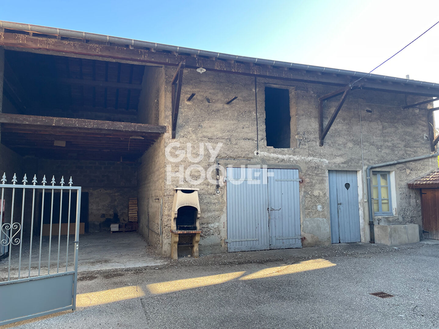 Immeuble avec commerce , logement et dépendance à Saint Laurent de Mure - Réf 4730 - 395 000 