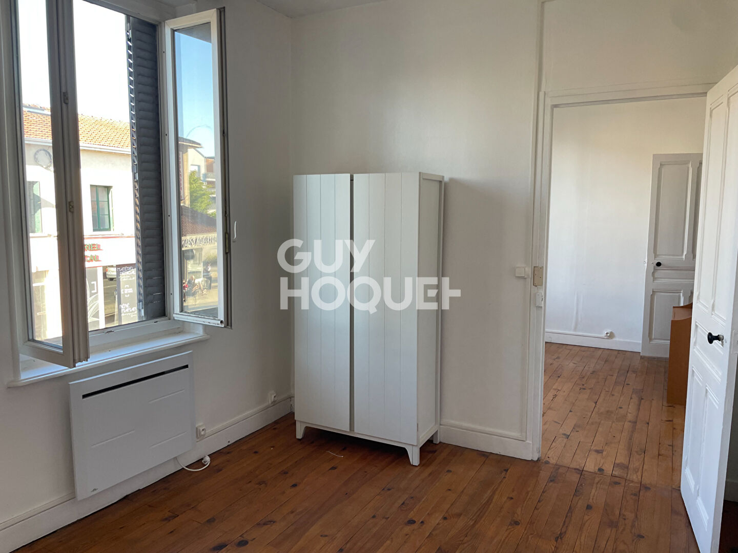 Immeuble avec commerce , logement et dépendance à Saint Laurent de Mure - Réf 4730 - 395 000 