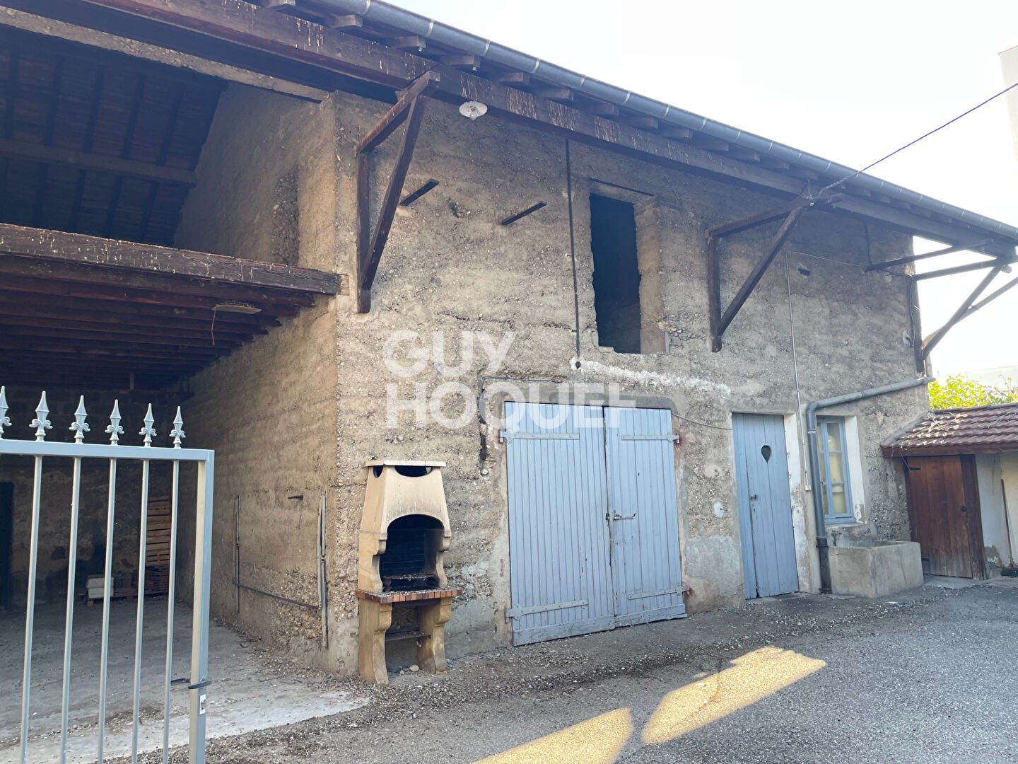 Immeuble avec commerce , logement et dépendance à Saint Laurent de Mure - Réf 4730 - 395 000 