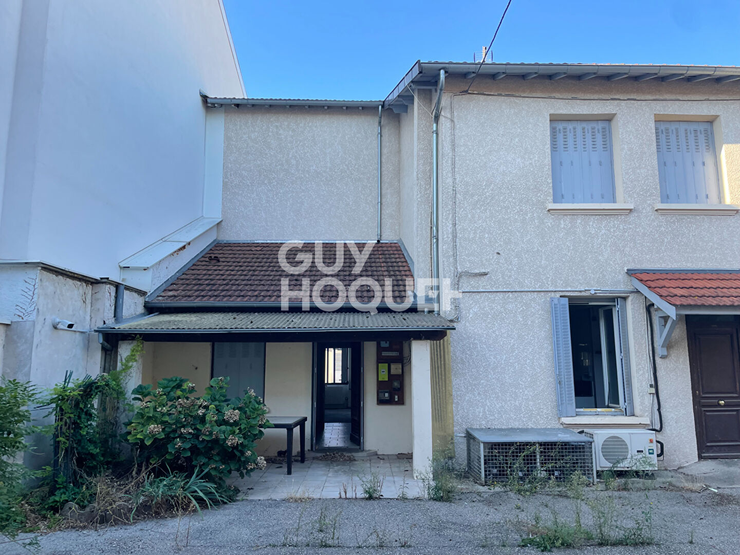 Immeuble avec commerce , logement et dépendance à Saint Laurent de Mure - Réf 4730 - 395 000 