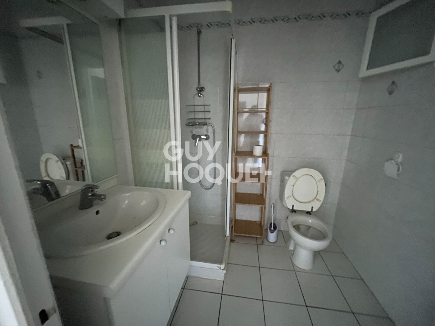 Immeuble avec commerce , logement et dépendance à Saint Laurent de Mure - Réf 4730 - 395 000 