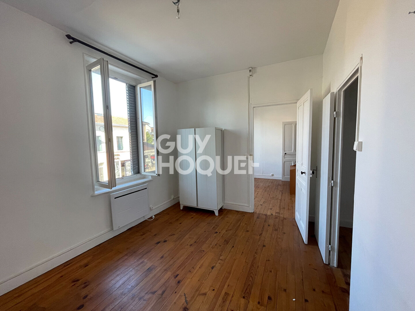 Immeuble avec commerce , logement et dépendance à Saint Laurent de Mure - Réf 4730 - 395 000 