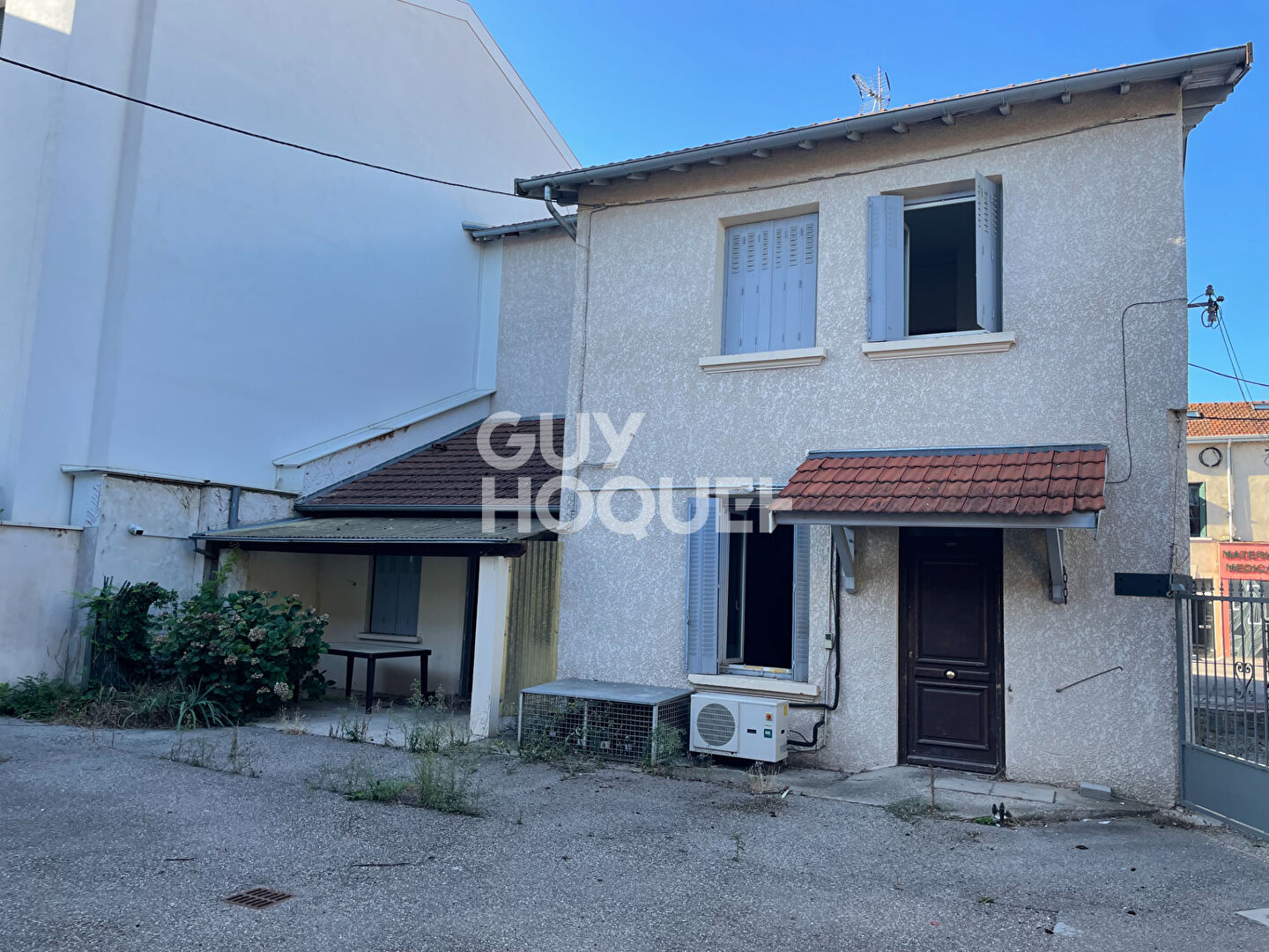 Immeuble avec commerce , logement et dépendance à Saint Laurent de Mure - Réf 4730 - 395 000 