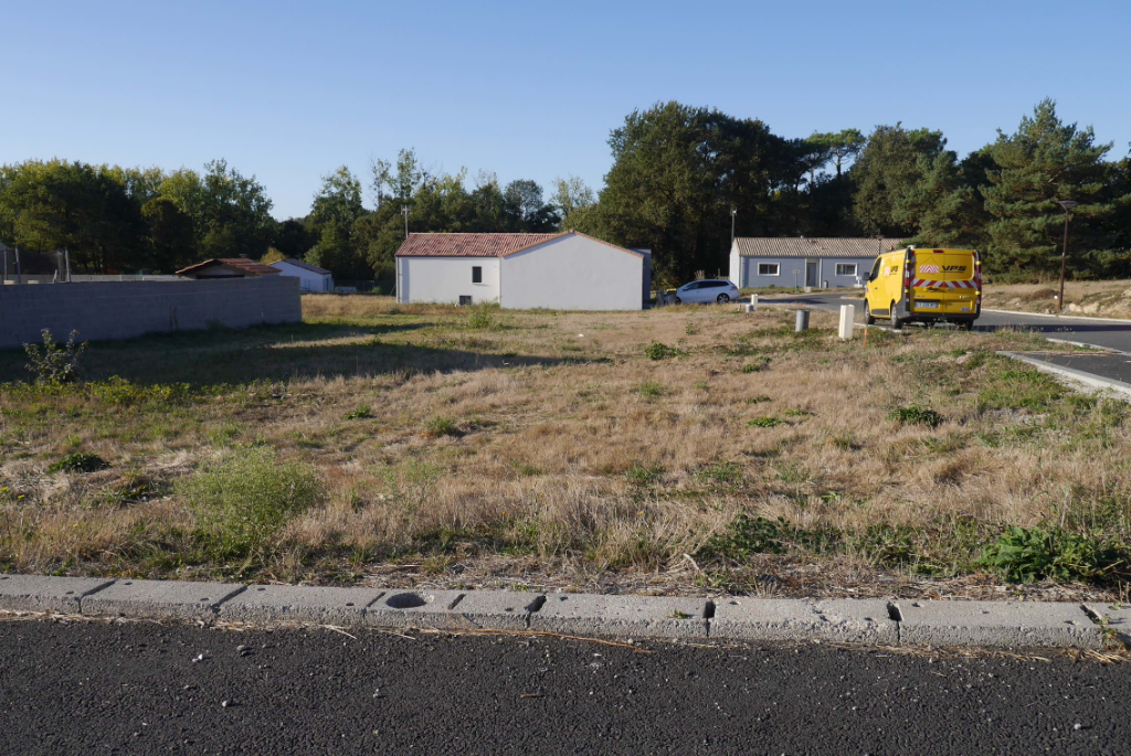 COEX - TERRAIN VIABILISE de 588 m² à proximité du centre du bourg à pied