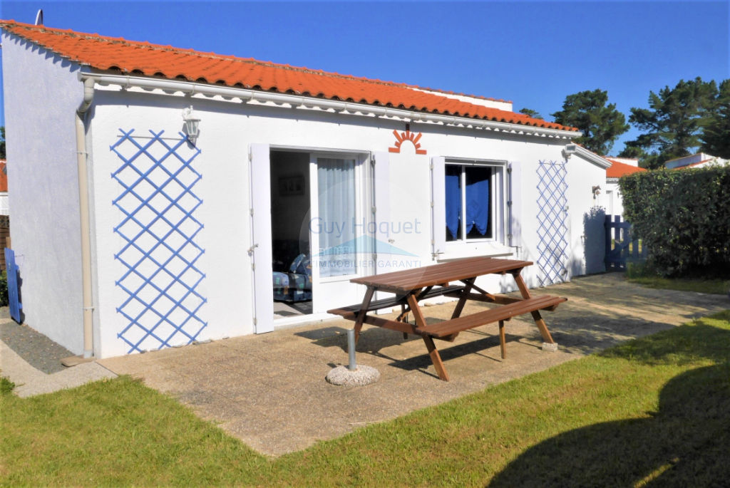 Maison de 39m² à Saint Hilaire De Riez en copropriété horizontale avec piscine.