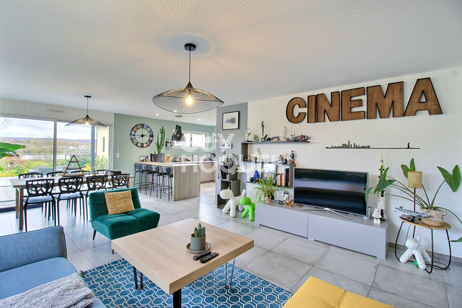 Maison contemporaine avec piscine chauffée et garage.