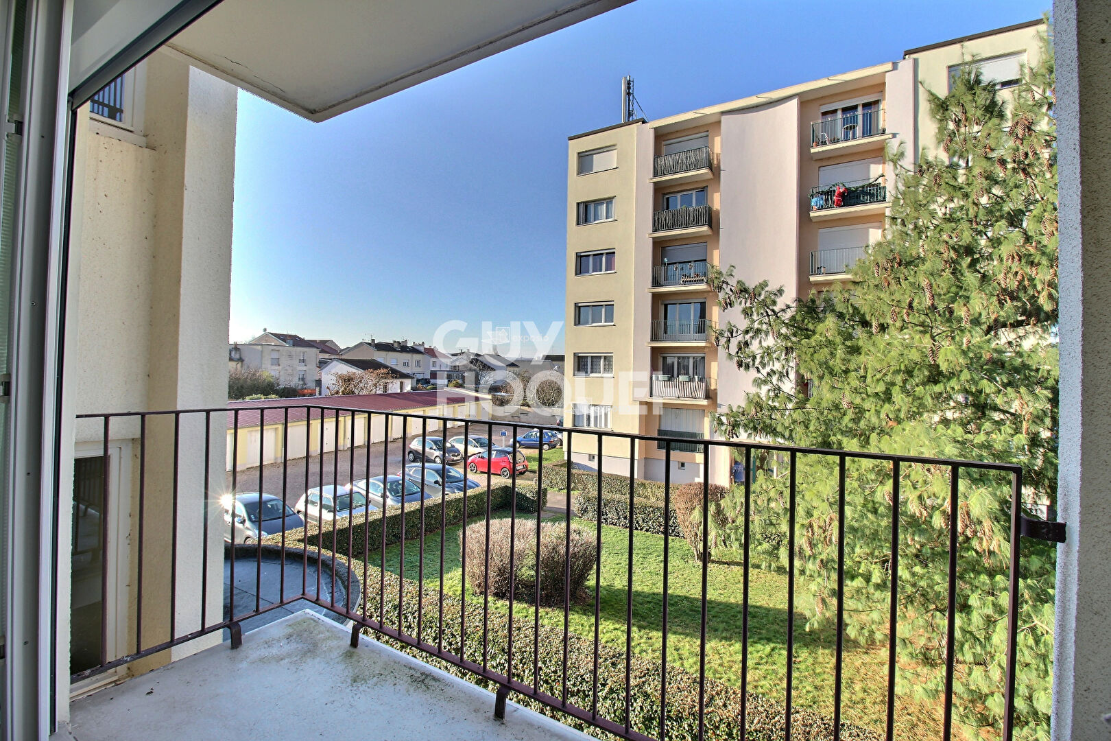 Un appartement avec balcon et garage à SAINT MAX Résidence Saint Pierre