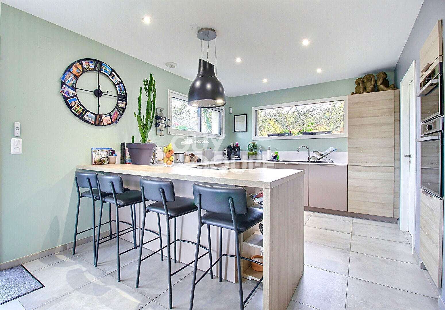 Maison contemporaine avec piscine chauffée et garage.