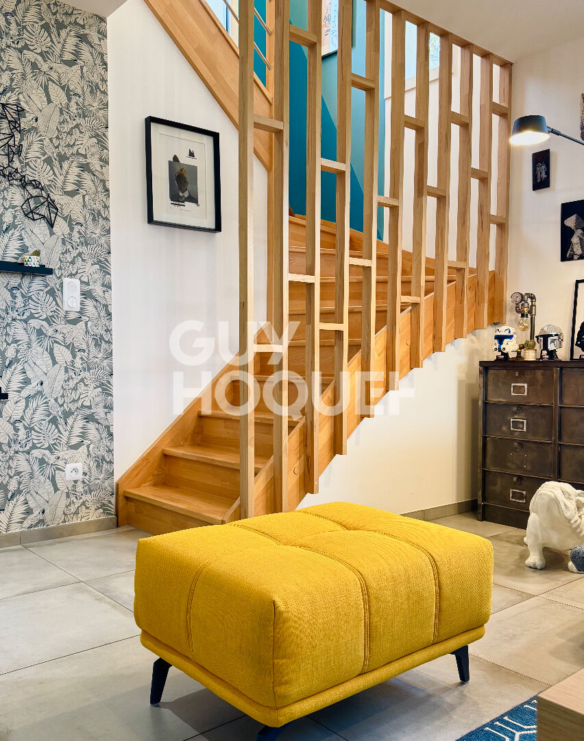 Maison contemporaine avec piscine chauffée et garage.