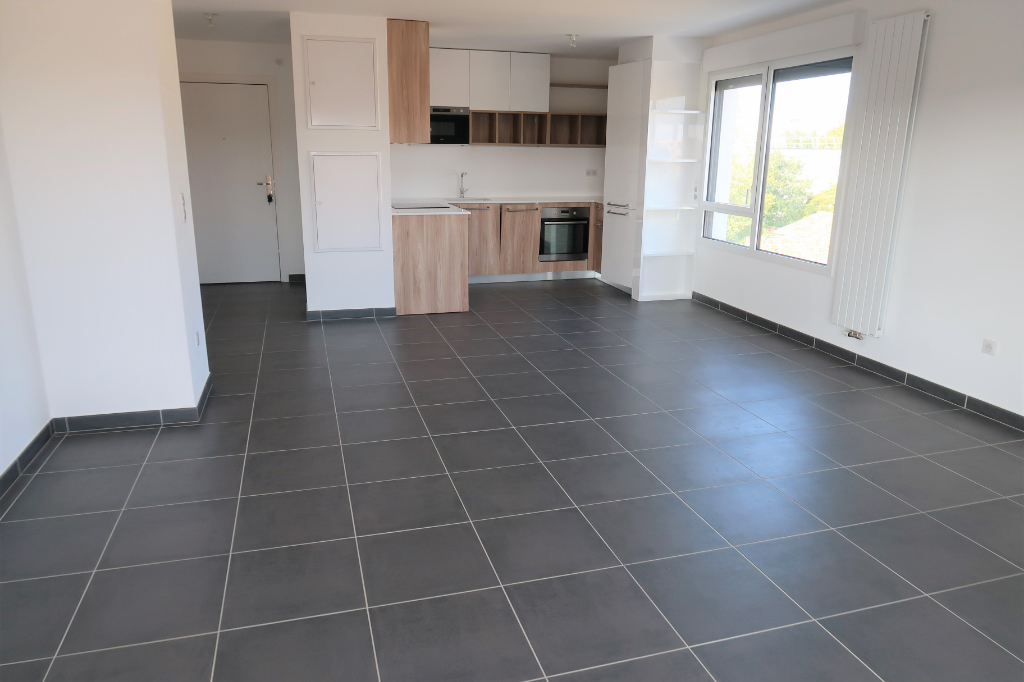 BORDEAUX CHU T4 + Terrasse + 2 Places de parking