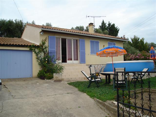 DANS VILLAGE DU GARD PROVENCAL